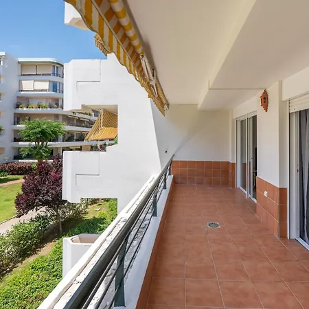 Bonitas Vistas Al Golf Y Piscina En Guadalmina アパート