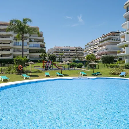 Bonitas Vistas Al Golf Y Piscina En Guadalmina アパート