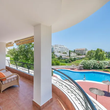 Bonitas Vistas Al Golf Y Piscina En Guadalmina アパート
