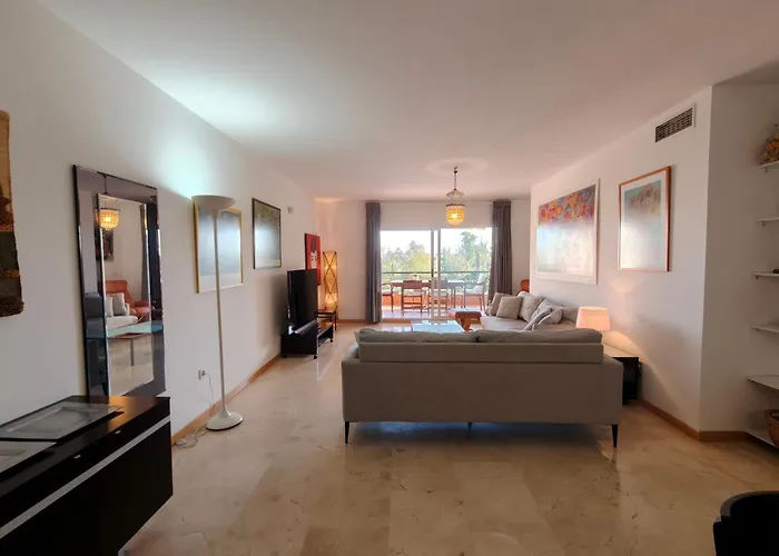 Bonitas Vistas Al Golf Y Piscina En Guadalmina Apartamento