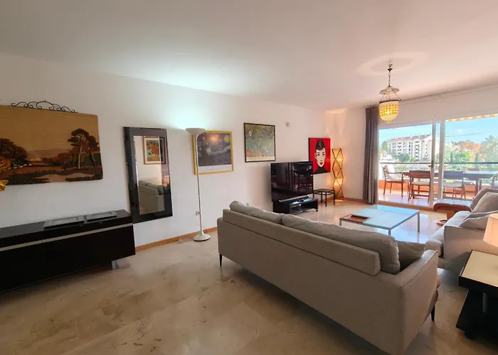 Bonitas Vistas Al Golf Y Piscina En Guadalmina 아파트